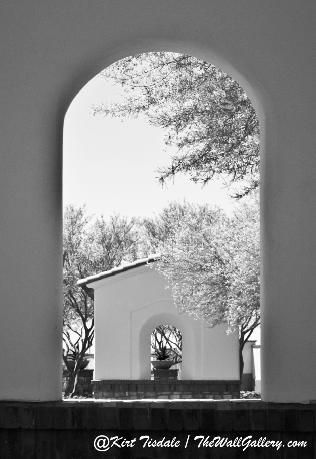 Arch 8 Black and White